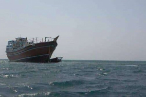 أمواج عاتية تنهي حياة صياد وتتسبب بفقدان آخر بعد انقلاب قارب