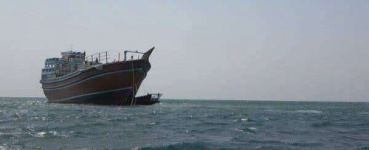 أمواج عاتية تنهي حياة صياد وتتسبب بفقدان آخر بعد انقلاب قارب