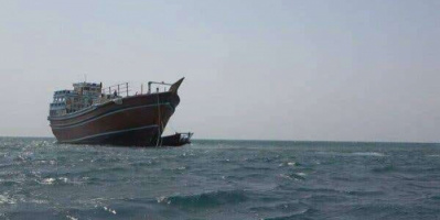 أمواج عاتية تنهي حياة صياد وتتسبب بفقدان آخر بعد انقلاب قارب