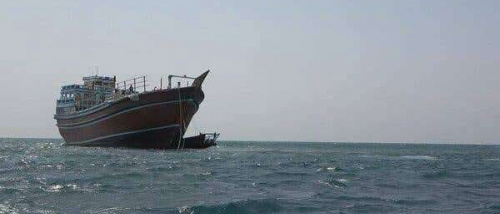 أمواج عاتية تنهي حياة صياد وتتسبب بفقدان آخر بعد انقلاب قارب