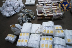 قوات طوق العاصمة عدن تضبط شحنة أدوية مهربة في نقطة مصنع الحديد