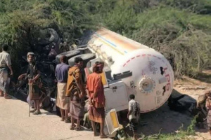 حادث مرور يودي إلى انقلاب شاحنة غاز