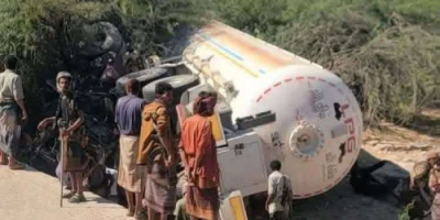 حادث مرور يودي إلى انقلاب شاحنة غاز