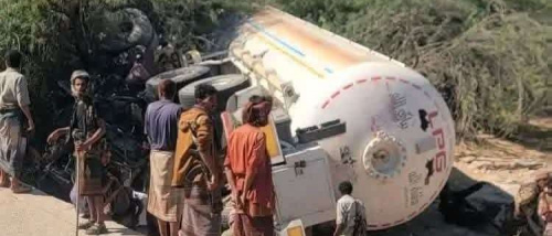 حادث مرور يودي إلى انقلاب شاحنة غاز