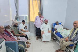 في لفتة تجسد معنى أخوة النضال والثورة.. الجفري يزور المناضل "باموزة" للاطمئنان على صحته