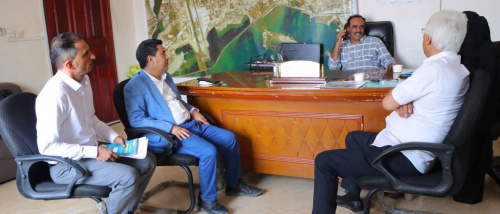 الزهري يلتقي مدير عام سياحة العاصمة عدن لمناقشة تطوير القطاع السياحي بخورمكسر