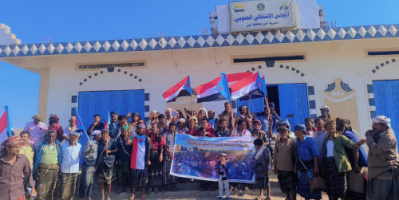 حشود أبناء أحور تتوافد إلى مقر التجمع استعداداً للزحف نحو العاصمة عدن للمشاركة في مليونية 4 مايو