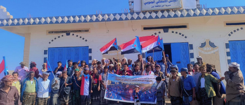 حشود أبناء أحور تتوافد إلى مقر التجمع استعداداً للزحف نحو العاصمة عدن للمشاركة في مليونية 4 مايو