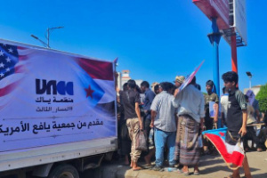 بدعم جمعية يافع الأمريكية ..منظمة ياك تقدم 15 ألف قنينة ماء تروي عطش الحشود في ساحة العروض