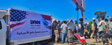 بدعم جمعية يافع الأمريكية ..منظمة ياك تقدم 15 ألف قنينة ماء تروي عطش الحشود في ساحة العروض