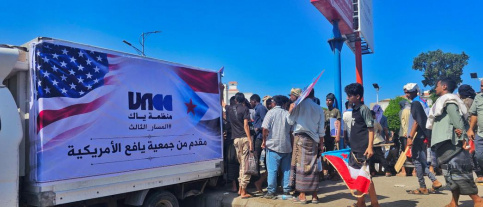 بدعم جمعية يافع الأمريكية ..منظمة ياك تقدم 15 ألف قنينة ماء تروي عطش الحشود في ساحة العروض