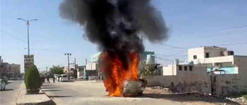 نجاة سائق بعد احتراق سيارته بالكامل قرب محطة اليرموك في عتق
