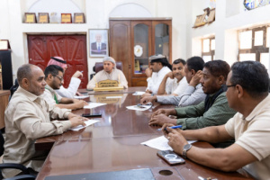 محافظ أرخبيل سقطرى يناقش جهود دعم وتطوير قطاع الكهرباء