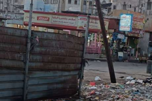 تحذيرات من كارثة محتملة بسبب عمود كهرباء آيل للسقوط في مديرية الشيخ عثمان