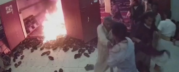 جريح حرب يضرم النار في جسده داخل مسجد بمدينة مأرب اليمنية الخاضعة لسيطرة الإخوان
