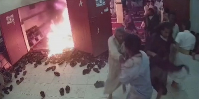 جريح حرب يضرم النار في جسده داخل مسجد بمدينة مأرب اليمنية الخاضعة لسيطرة الإخوان