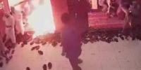 بسبب "نهب المستحقات".. جندي يمني يحرق نفسه في معقل حزب الإصلاح بمأرب