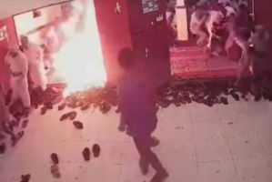 بسبب "نهب المستحقات".. جندي يمني يحرق نفسه في معقل حزب الإصلاح بمأرب