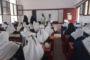انتقالي زنجبار يتفقد سير امتحانات نهاية العام بمجمع خولة التعليمي