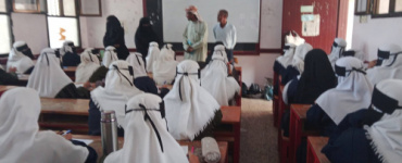 انتقالي زنجبار يتفقد سير امتحانات نهاية العام بمجمع خولة التعليمي