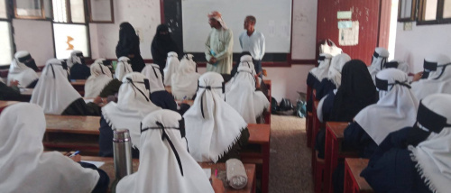 انتقالي زنجبار يتفقد سير امتحانات نهاية العام بمجمع خولة التعليمي
