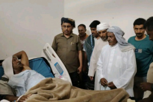 رئيس انتقالي سقطرى يزور الشيخ سليف عباس للاطمئنان على صحته بمستشفى خليفة