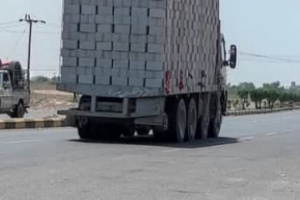 لحج..شاحنات محملة بأضعاف حمولتها تدمر وتسارع بتآكل البنية التحتية للطرقات