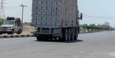 لحج..شاحنات محملة بأضعاف حمولتها تدمر وتسارع بتآكل البنية التحتية للطرقات