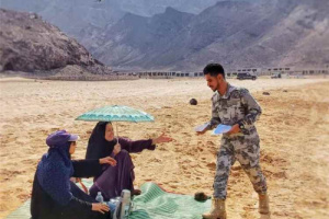 خفر السواحل ينفذ حملة توعوية في سواحل عدن لتعزيز السلامة البحرية