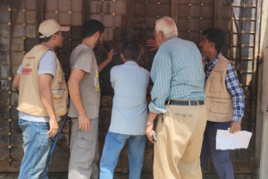 صناعة المنصورة تغلق عدد من المحلات غير الملتزمة بالتخفيض السعري لقناني المياه