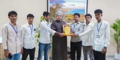طلاب مركز دركبو يكرمون محافظ سقطرى بدرع الوفاء تقديراً لجهوده الإنسانية 