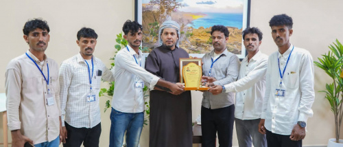 طلاب مركز دركبو يكرمون محافظ سقطرى بدرع الوفاء تقديراً لجهوده الإنسانية 