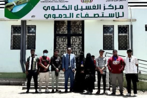 عمادة وطلاب كلية اللغات والترجمة بجامعة عدن ينفذون مبادرة إنسانية لزيارة سكن ومركز الغسيل الكلوي بعدن
