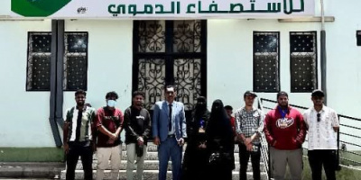 عمادة وطلاب كلية اللغات والترجمة بجامعة عدن ينفذون مبادرة إنسانية لزيارة سكن ومركز الغسيل الكلوي بعدن