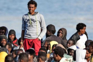 شرطة لحج تضبط متهماً بتهريب مهاجرين أفارقة 