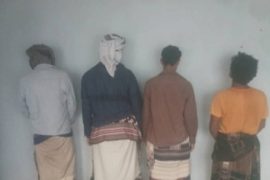 أمن خنفر يضبط أربعة متهمين بقضايا تقطع وابتزاز بطريق الحرور