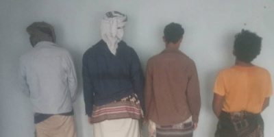 أمن خنفر يضبط أربعة متهمين بقضايا تقطع وابتزاز بطريق الحرور