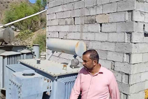 مدير عام سرار يافع يتفقد محطة الكهرباء ويشيد بجهود العاملين استعداداً لعيد الأضحى