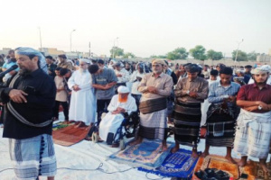 نائب رئيس انتقالي أبين يؤدي صلاة عيد الأضحى المبارك مع جموع المصلين بالعاصمة زنجبار