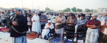 نائب رئيس انتقالي أبين يؤدي صلاة عيد الأضحى المبارك مع جموع المصلين بالعاصمة زنجبار