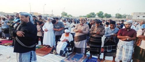 نائب رئيس انتقالي أبين يؤدي صلاة عيد الأضحى المبارك مع جموع المصلين بالعاصمة زنجبار