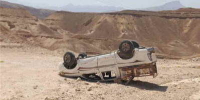 حادث مأساوي..انقلاب سيارة بسبب الحفر في مديرية الحجر