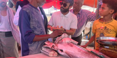 بن جرادي ينفذ نزولاً ميدانياً لضبط أسعار الأسماك في صيرة