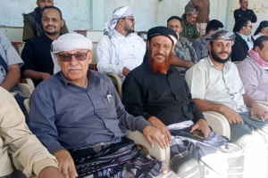 قيادة الضالع تشارك في مهرجان يافع التراثي وتشيد بمستوى  التنظيم والحضور .   يافع: نجيب العلي  شاركت قيادة محافظة الضالع، برئاسة العميد عبد الله مهدي سعيد رئيس القيادة المحلية إلى جانب مدير عام مديرية الحصين رئيس الدائرة السياسية بالمجلس الأستاذ صلاح الحريري، في مهرجان يافع التراثي.  فيما شارك ممثلاً عن السلطة المحلية بالمحافظة مدير عام مكتب الشؤون الاجتماعية والعمل الأستاذ عبد الحميد طالب وكذلك مدير عام مديرية الأزارق المحامي علي هادي الحسني وسط حضور جماهيري واسع من أبناء مديريات يافع ومختلف المناطق الجنوبية، احتفاءً بالموروث الثقافي والتاريخي.   وخلال الفعالية القى العميد مهدي سعيد كلمة اكد فيها أهمية الحفاظ على الموروث الثقافي وتعزيز حضوره في الأوساط المجتمعية، باعتباره جزءاً أساسياً من الهوية الوطنية والتاريخية، مشيدا بالجهود المبذولة في تنظيم هذا المهرجان وإحياء الفعاليات التراثية التي تسهم في تعريف الأجيال الجديدة بتاريخ المنطقة وإرثها الحضاري.  وفي تصريح مقتضب أشاد مدير عام مديرية الحصين بمحافظة الضالع الأستاذ صلاح الحريري بمستوى التنظيم والحضور المتميزين وتنوع الفقرات المقدمة، معبرًا عن اعتزازه بالموروث الثقافي الذي يمثل جزءاً أصيلاً من الهوية الجنوبية.  وتخلل المهرجان الذي اقيم صباح اليوم الخمس في منطقة لبعوس العديد من الفقرات التراثية بما في ذلك الرقصات الشعبية والقصائد الشعرية التي تجسد الهوية الثقافية في أجواء احتفالية جسدت ارتباط المجتمع بهويته الثقافية وتاريخه العريق.  وكان المهرجان قد حضره قيادات جنوبية رفيعة المستوى يتقدمهم عضو هيئة رئاسة  المجلس الانتقالي الجنوب العربي الشيخ عبد الرب النقيب والقائم بأعمال الأمين العام للمجلس الانتقالي الجنوبي  الأستاذ وضاح الحالمي، إلى جانب قيادات عسكرية وشخصيات اجتماعية ومشائخ ووجهاء واكاديميون ومثقفون واعلاميون.  الجدير بالذكر إن مهرجان يافع التراثي أحد أهم الفعاليات الثقافية والتراثية في الجنوب، حيث يشهد سنوياً مشاركة وحضوراً واسعاً من مختلف المحافظات، لما يمثله من مناسبة لإحياء الموروث الشعبي والحفاظ على الهوية الثقافية، إلى جانب دوره في إبراز التنوع الثقافي والتاريخي