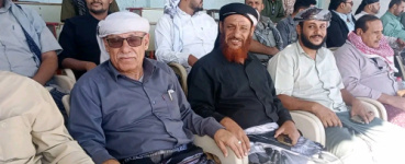 قيادة الضالع تشارك في مهرجان يافع التراثي وتشيد بمستوى  التنظيم والحضور .   يافع: نجيب العلي  شاركت قيادة محافظة الضالع، برئاسة العميد عبد الله مهدي سعيد رئيس القيادة المحلية إلى جانب مدير عام مديرية الحصين رئيس الدائرة السياسية بالمجلس الأستاذ صلاح الحريري، في مهرجان يافع التراثي.  فيما شارك ممثلاً عن السلطة المحلية بالمحافظة مدير عام مكتب الشؤون الاجتماعية والعمل الأستاذ عبد الحميد طالب وكذلك مدير عام مديرية الأزارق المحامي علي هادي الحسني وسط حضور جماهيري واسع من أبناء مديريات يافع ومختلف المناطق الجنوبية، احتفاءً بالموروث الثقافي والتاريخي.   وخلال الفعالية القى العميد مهدي سعيد كلمة اكد فيها أهمية الحفاظ على الموروث الثقافي وتعزيز حضوره في الأوساط المجتمعية، باعتباره جزءاً أساسياً من الهوية الوطنية والتاريخية، مشيدا بالجهود المبذولة في تنظيم هذا المهرجان وإحياء الفعاليات التراثية التي تسهم في تعريف الأجيال الجديدة بتاريخ المنطقة وإرثها الحضاري.  وفي تصريح مقتضب أشاد مدير عام مديرية الحصين بمحافظة الضالع الأستاذ صلاح الحريري بمستوى التنظيم والحضور المتميزين وتنوع الفقرات المقدمة، معبرًا عن اعتزازه بالموروث الثقافي الذي يمثل جزءاً أصيلاً من الهوية الجنوبية.  وتخلل المهرجان الذي اقيم صباح اليوم الخمس في منطقة لبعوس العديد من الفقرات التراثية بما في ذلك الرقصات الشعبية والقصائد الشعرية التي تجسد الهوية الثقافية في أجواء احتفالية جسدت ارتباط المجتمع بهويته الثقافية وتاريخه العريق.  وكان المهرجان قد حضره قيادات جنوبية رفيعة المستوى يتقدمهم عضو هيئة رئاسة  المجلس الانتقالي الجنوب العربي الشيخ عبد الرب النقيب والقائم بأعمال الأمين العام للمجلس الانتقالي الجنوبي  الأستاذ وضاح الحالمي، إلى جانب قيادات عسكرية وشخصيات اجتماعية ومشائخ ووجهاء واكاديميون ومثقفون واعلاميون.  الجدير بالذكر إن مهرجان يافع التراثي أحد أهم الفعاليات الثقافية والتراثية في الجنوب، حيث يشهد سنوياً مشاركة وحضوراً واسعاً من مختلف المحافظات، لما يمثله من مناسبة لإحياء الموروث الشعبي والحفاظ على الهوية الثقافية، إلى جانب دوره في إبراز التنوع الثقافي والتاريخي