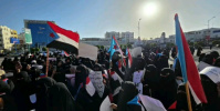 غضب نسوي يهز ساحة العروض بعدن احتجاجًا على انهيار الخدمات وغلاء المعيشة