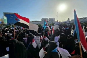 غضب نسوي يهز ساحة العروض بعدن احتجاجًا على انهيار الخدمات وغلاء المعيشة