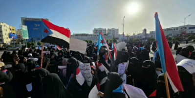 غضب نسوي يهز ساحة العروض بعدن احتجاجًا على انهيار الخدمات وغلاء المعيشة