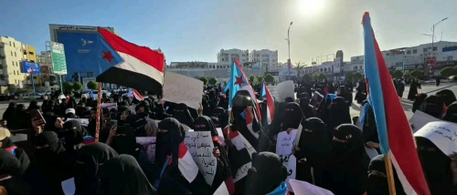 غضب نسوي يهز ساحة العروض بعدن احتجاجًا على انهيار الخدمات وغلاء المعيشة