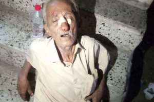مواطن يفقد وعيه في أحد شوارع عدن جراء موجة الحر الشديدة